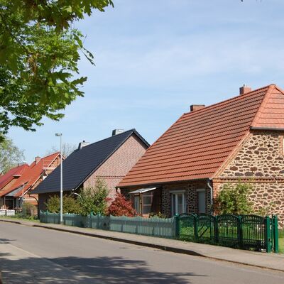 Bild vergrößern: Auf diesem Bild ist die Huserreihe entlang der Weselsdorfer Dorfstrae zu sehen. Links ragt zudem ein Baum in die Hhe.